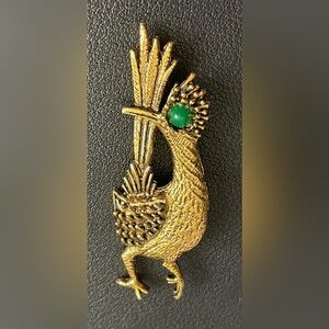 50s Ambassador Gold Tone Road Runner Brooch Pin‎ w/ Green Eyes